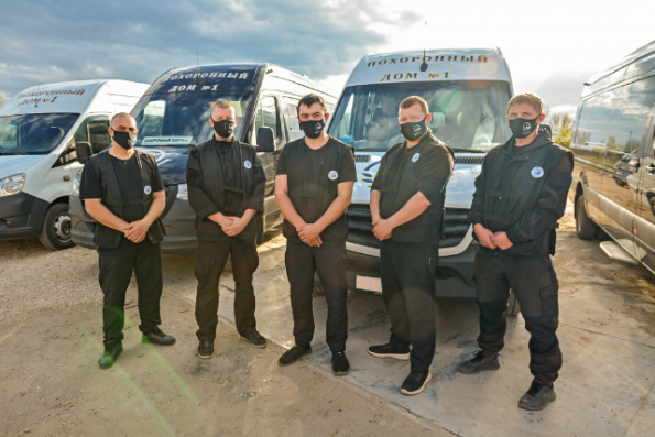 Транспорт и бригада на захоронения